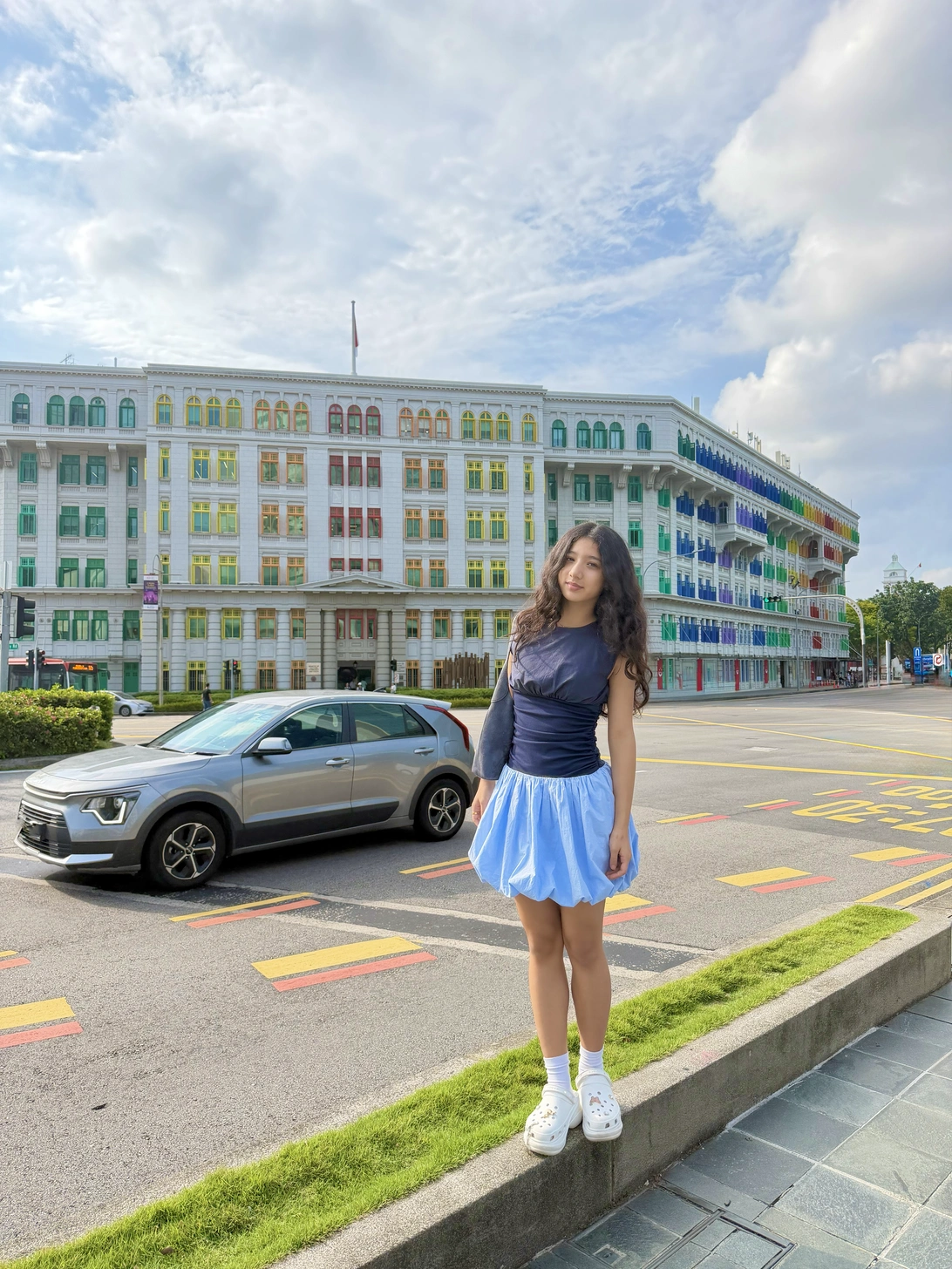 羿玲在城市街景中的旅行照片