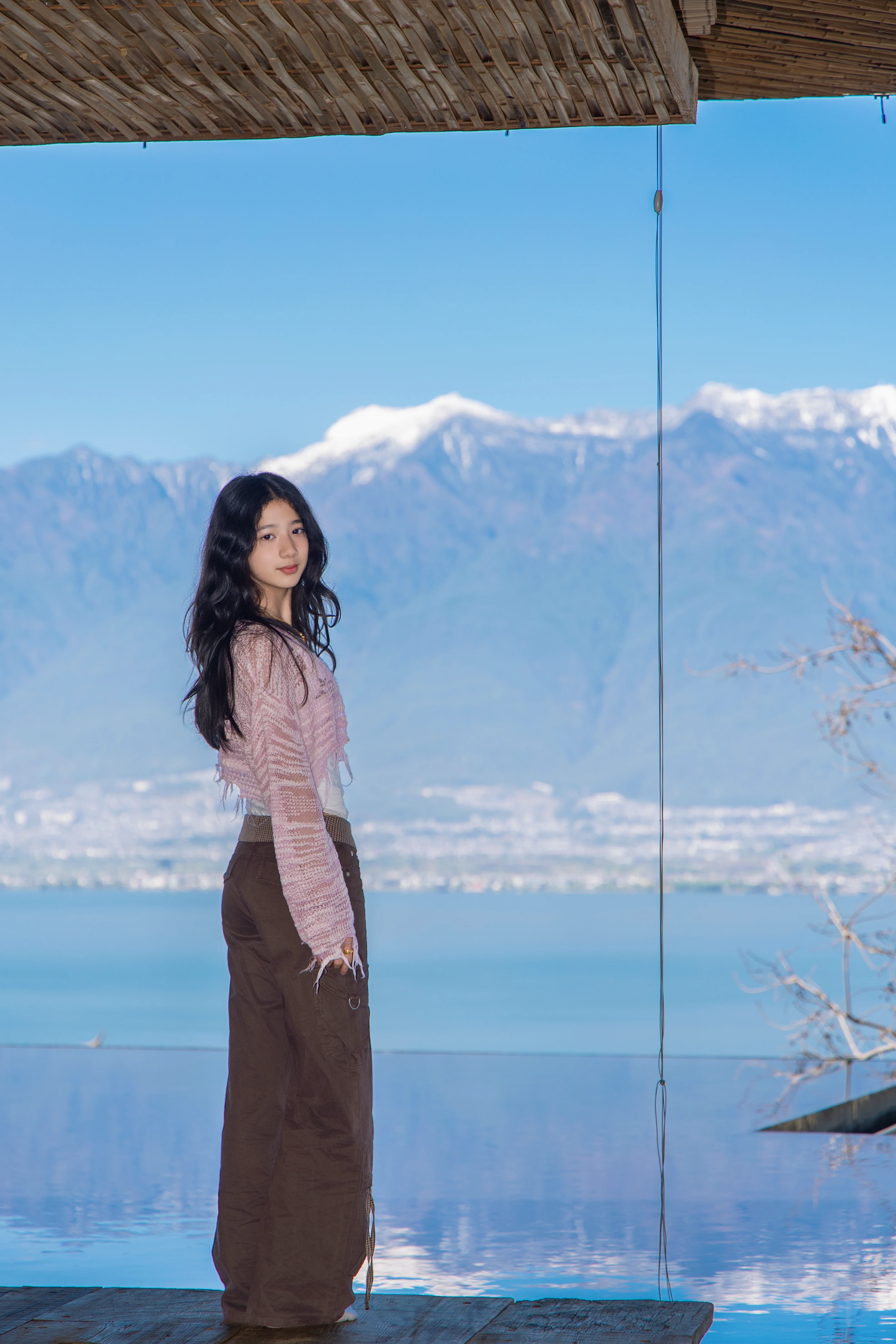 羿玲在山景与湖景前的旅行照片